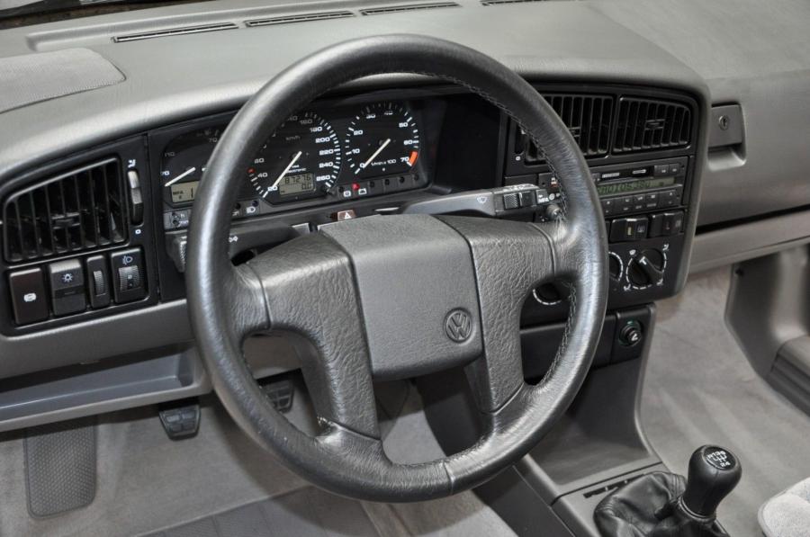 Панель приборов Volkswagen Passat VR6 Variant Satinsilber Metallic (B3) 1992 года  (фото 36 из 51)